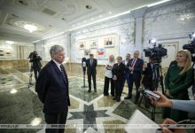 لوکاشنکو هم با ترامپ صلح کرد/ در پی لغو تحریم‌ آمریکا علیه بلاروس، لوکاشنکو ۱۲۳ زندانی سیاسی را آزاد و دیپورت کرد