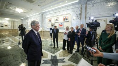 لوکاشنکو هم با ترامپ صلح کرد/ در پی لغو تحریم آمریکا علیه بلاروس، لوکاشنکو ۱۲۳ زندانی سیاسی را آزاد و دیپورت کرد