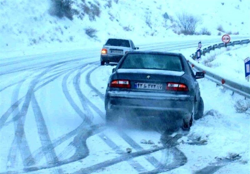 بارش باران و برف در محورهای ۱۰ استان/ ترافیک نیمه‌سنگین در ۳ آزادراه
