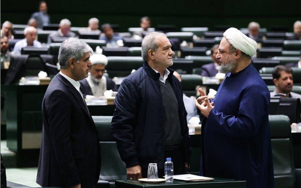 گفتگوی نماینده تندرو با پزشکیان در صحن امروز مجلس/ تاجگردون هم بود+عکس