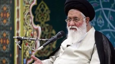 علم‌الهدی: شب یلدا نباید در مراکزی که مراکز ناهنجاری‌ها و بی بندوباری‌ها است سپری شود / پسر و دختر جوانی که در شب با عظمت یلدا در یک نقطه ناهنجاری دنبال هوس بازی بروند نه تنها گناه شرعی کردند، بلکه خیانت به نیاکان ایرانی است