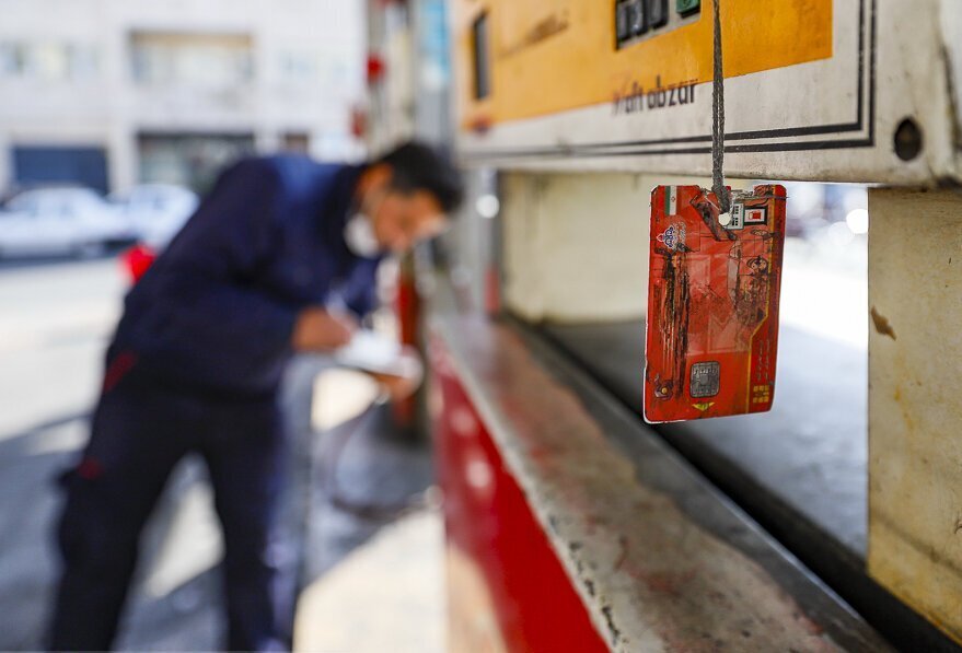 وزیر نفت: انتقال سهمیه از کارت سوخت به کارت بانکی طی ماههای آتی اجرایی خواهد شد