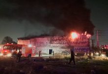 آتش‌سوزی گسترده در کارگاه تولید مواد پلاستیکی جاده ساوه/ مصدومیت یک آتش‌نشان