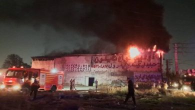 آتش‌سوزی گسترده در کارگاه تولید مواد پلاستیکی جاده ساوه/ مصدومیت یک آتش‌نشان