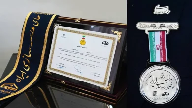 نشان افتخار و حمایل «حامی مدرسه‌سازی ایران» به مدیرعامل بانک ملی اهدا شد/ ساخت ۱۳۵ مدرسه در مناطق محروم کشور