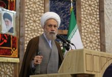 امام جمعه شیراز: اینکه یک‌مرتبه قیمت دلار آنقدر زیاد شود تا ملت ایران سست شود، یعنی دست آمریکا و دشمنان در کار است