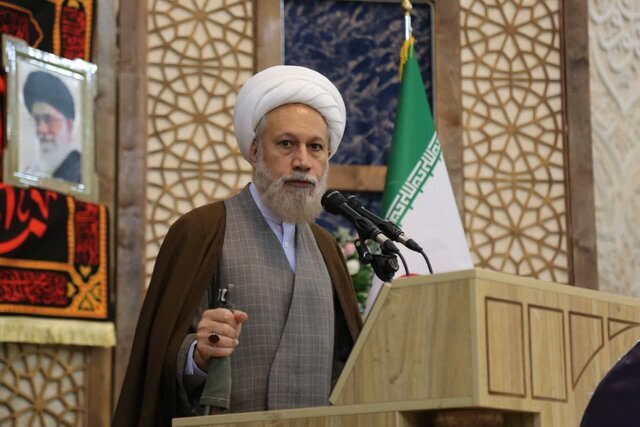 امام جمعه شیراز: اینکه یک‌مرتبه قیمت دلار آنقدر زیاد شود تا ملت ایران سست شود، یعنی دست آمریکا و دشمنان در کار است