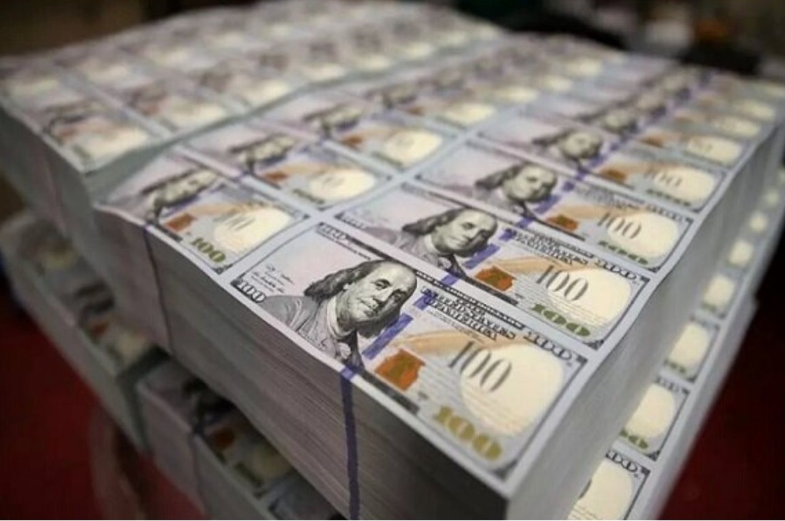 فارس: دلار در بازار آزاد بین ۱۴۳ تا ۱۴۴ هزار تومان معامله می‌شود