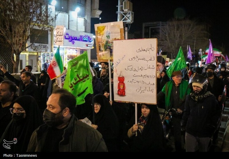 عکس/ راهپیمایی شبانه مردم قم علیه اغتشاشگران