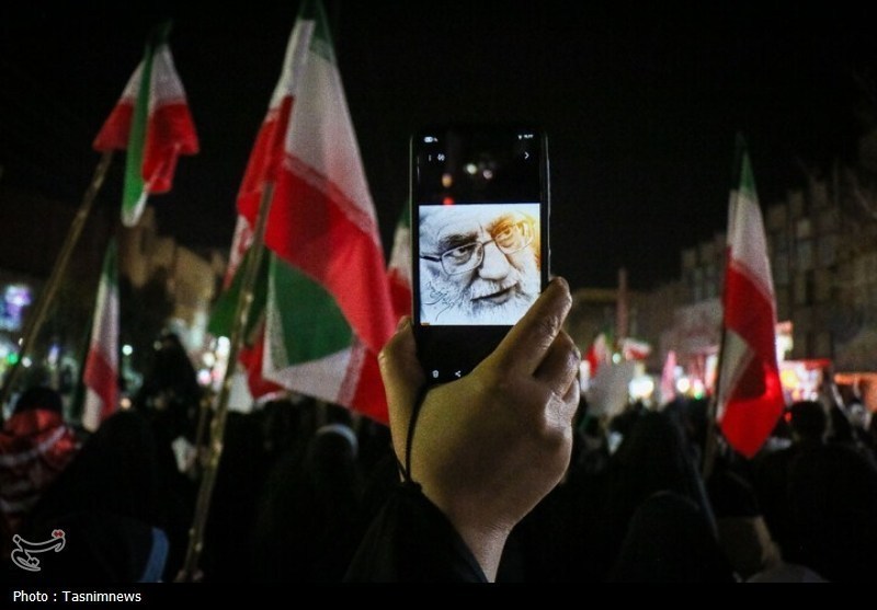 عکس/ راهپیمایی شبانه مردم قم علیه اغتشاشگران