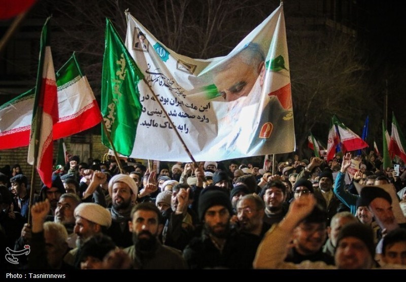 عکس/ راهپیمایی شبانه مردم قم علیه اغتشاشگران