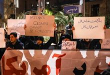 تجمع تعدادی از دانشجویان مقابل سفارت انگلیس در تهران/ تجمع‌ کنندگان پرچم‌های آمریکا و اسرائیل را آتش زدند