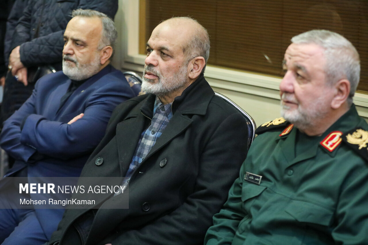 تیپ متفاوت سردار احمد وحیدی در یک مراسم ختم/ کارگردان اخراجی‌ها هم بود