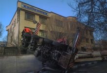 سقوط جرثقیل در بلوار آفریقا/ جزئیات