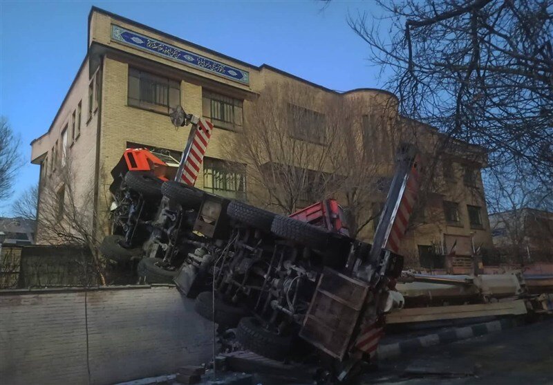 سقوط جرثقیل در بلوار آفریقا/ جزئیات