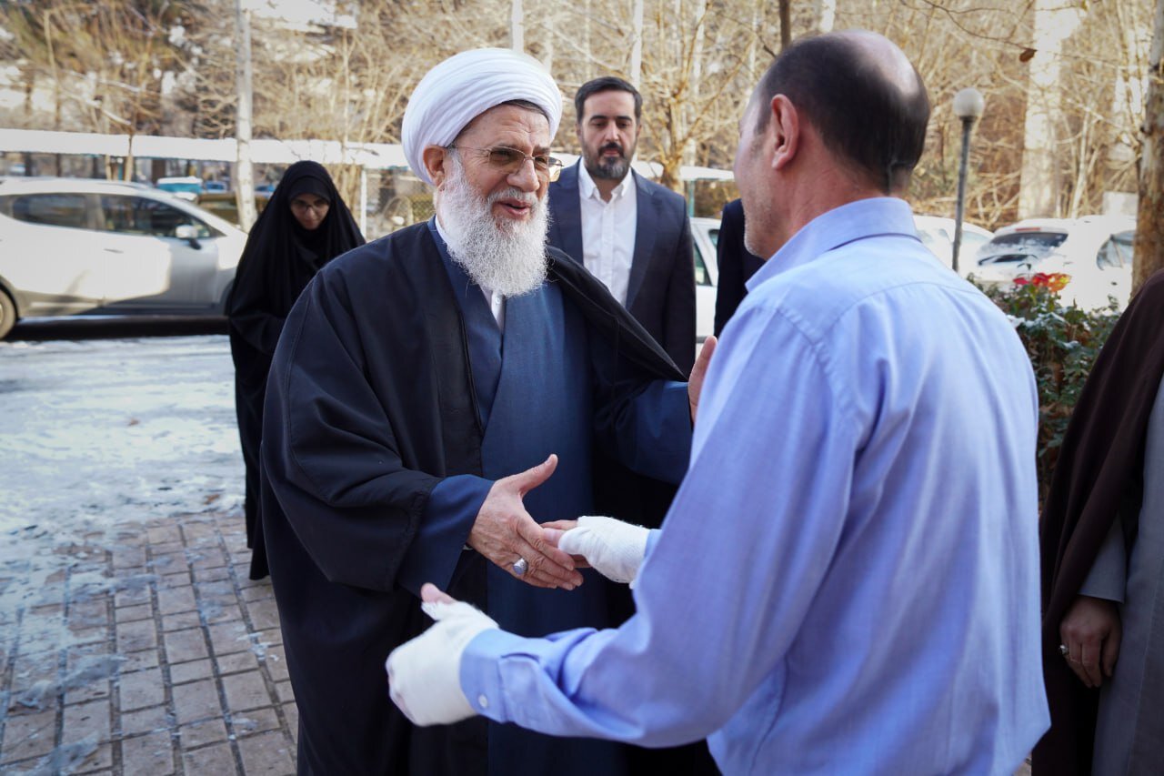 حضور نمایندگان رهبر انقلاب در منازل تعدادی از جانبازان+ تصاویر