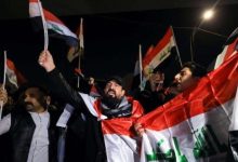 عراقی‌ها عکس ترامپ و پرچم آمریکا را به آتش کشیدند