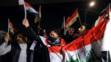 عراقی‌ها عکس ترامپ و پرچم آمریکا را به آتش کشیدند