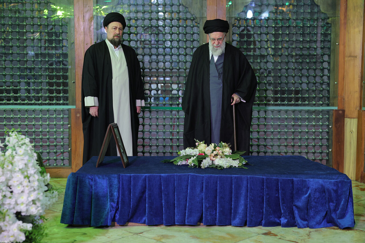 فاتحه خوانی رهبر انقلاب بر مزار آیت الله هاشمی+ تصاویر