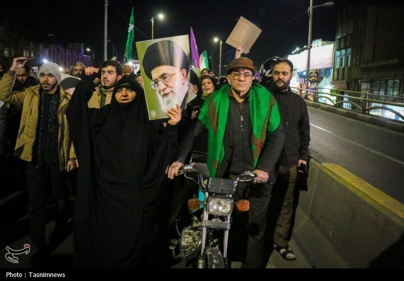 عکس/ راهپیمایی شبانه مردم قم علیه اغتشاشگران