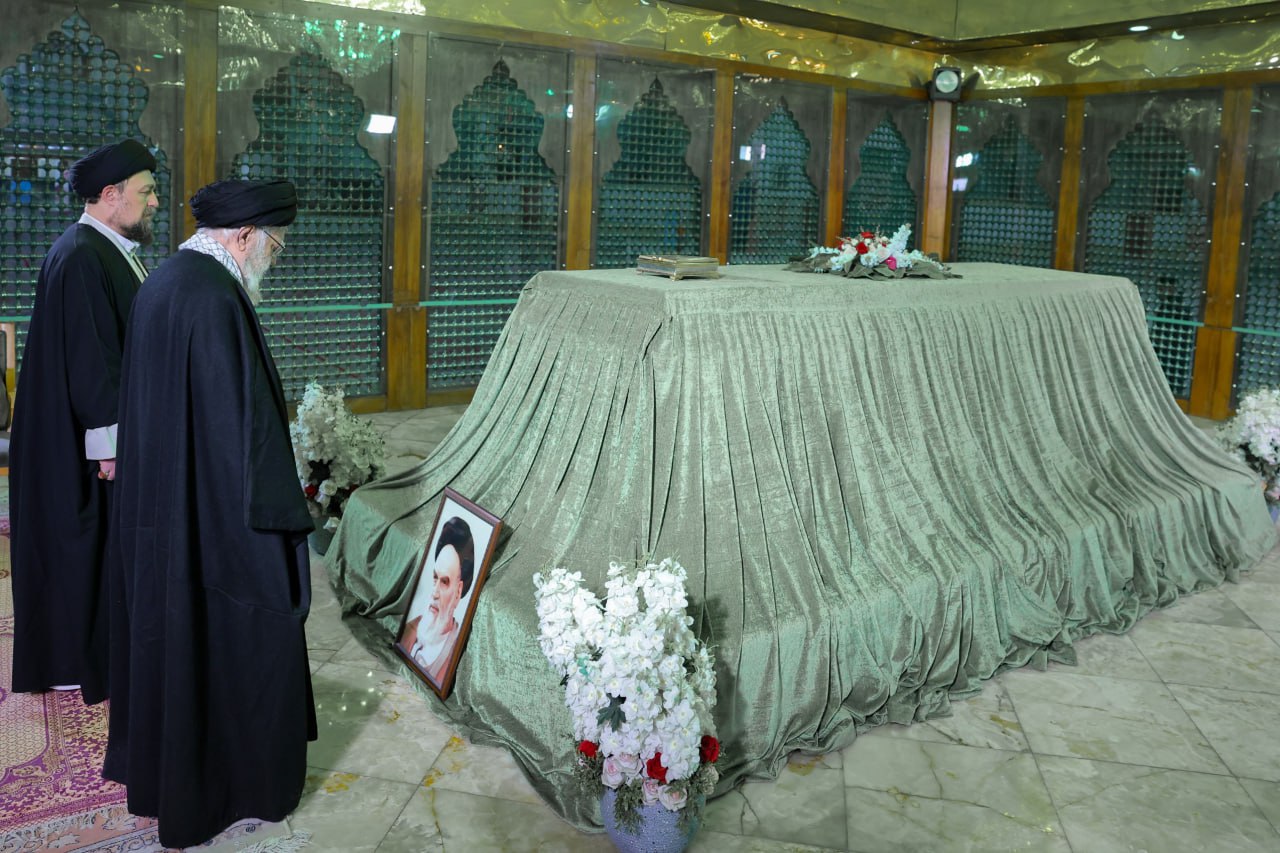 فاتحه خوانی رهبر انقلاب بر مزار آیت الله هاشمی+ تصاویر