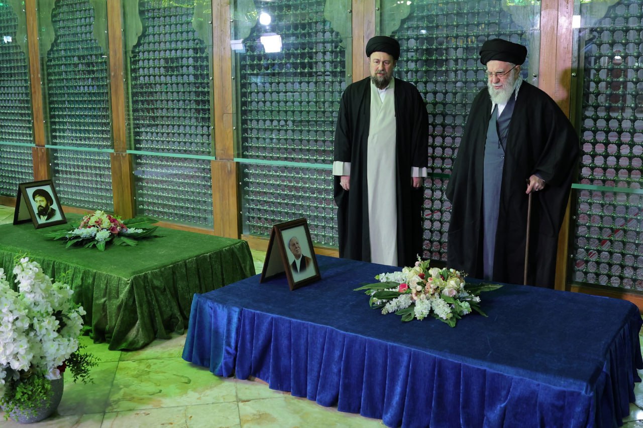 فاتحه خوانی رهبر انقلاب بر مزار آیت الله هاشمی+ تصاویر