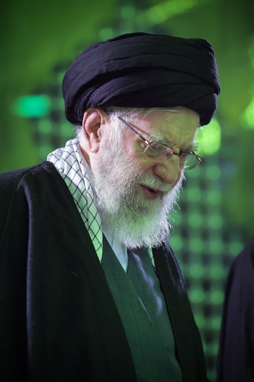 فاتحه خوانی رهبر انقلاب بر مزار آیت الله هاشمی+ تصاویر