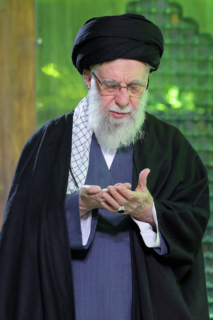 فاتحه خوانی رهبر انقلاب بر مزار آیت الله هاشمی+ تصاویر