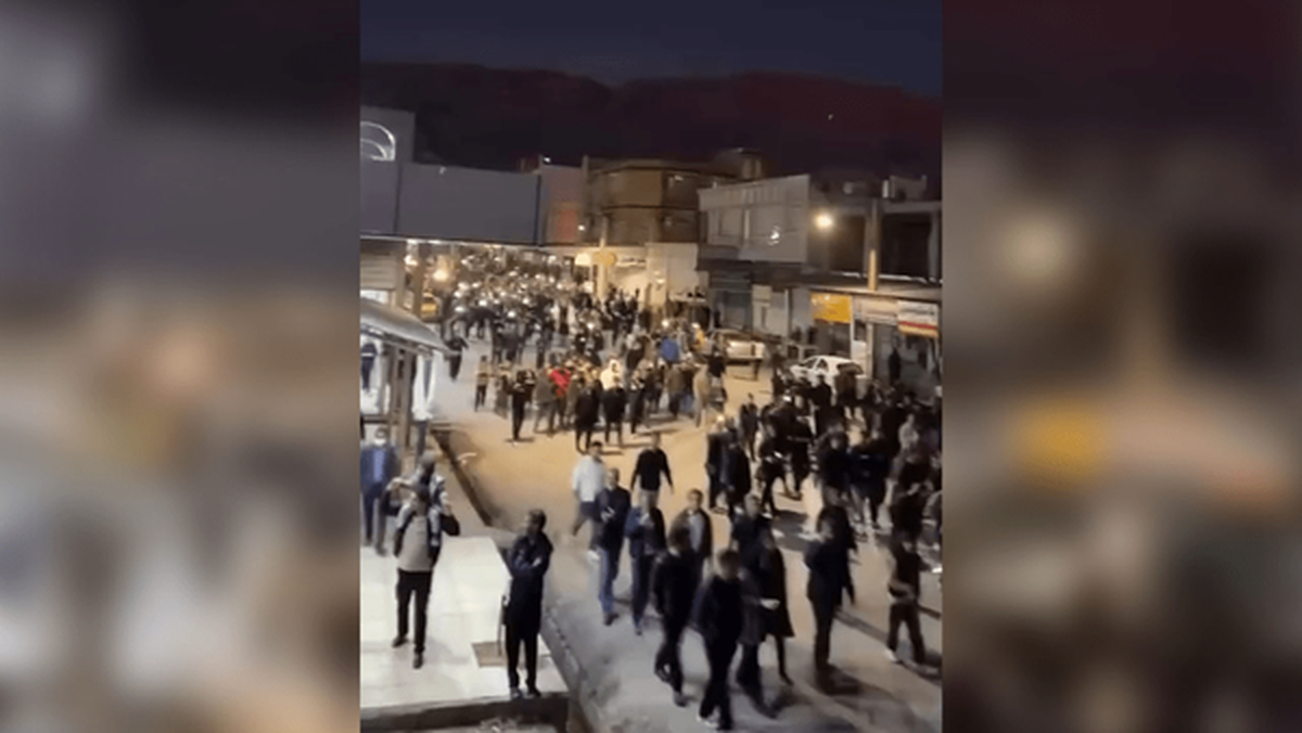 خبرگزاری فارس درباره تجمع «آبدانان» ایلام: درگیری بعد از تجمع مسالمت آمیز / 2 هزار نفر تجمع کردند/ حمله به فروشگاه افق کوروش/ خسارت به چراغها و تابلوهای راهنمایی / شلیک گاز اشک آور