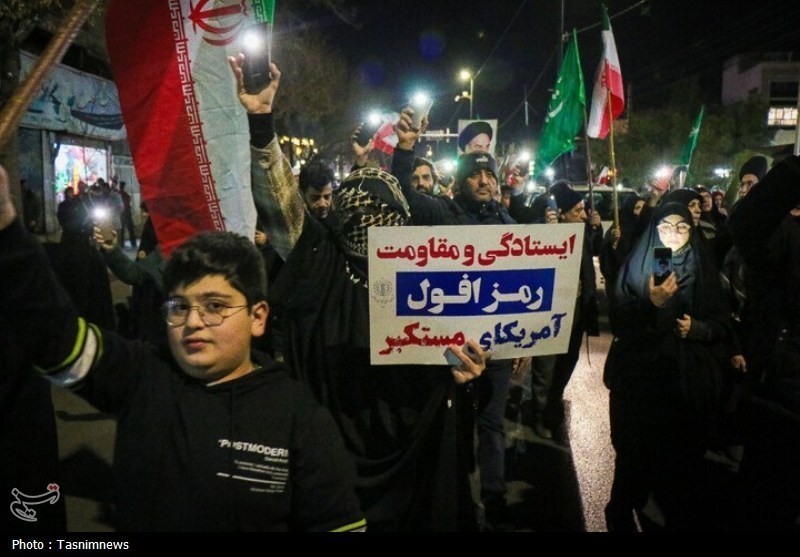 عکس/ راهپیمایی شبانه مردم قم علیه اغتشاشگران