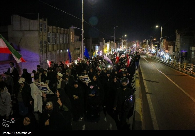 عکس/ راهپیمایی شبانه مردم قم علیه اغتشاشگران