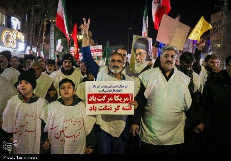 عکس/ راهپیمایی شبانه مردم قم علیه اغتشاشگران