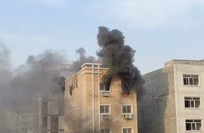 آتش‌سوزی یک واحد مسکونی در بندرعباس / آتش‌نشانی: مردم نگران نباشند؛ اتفاق خاصی رخ نداده