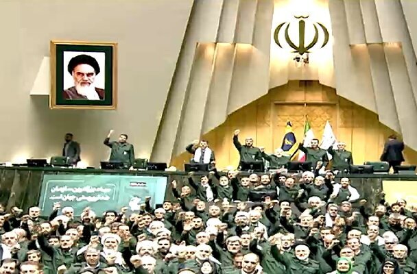 شعار نمایندگان مجلس در حمایت از سپاه پاسداران/ اروپا ننگت باد/ نهضت ما حسینیه سپاه ما مردمیه