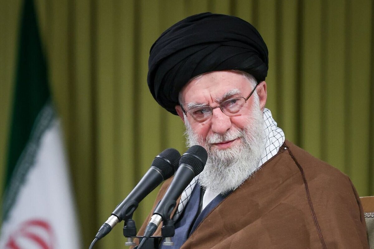 تصویری از حضور رهبرانقلاب در راهپیمایی ۲۲ بهمن دهه 60 + عکس
