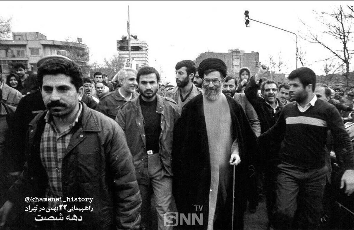 تصویری از حضور رهبرانقلاب در راهپیمایی ۲۲ بهمن دهه 60 + عکس