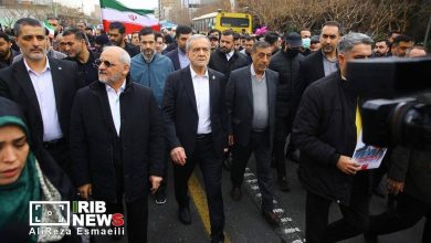 حضور مسعود پزشکیان در راهپیمایی ۲۲ بهمن همراه با دو چهره خبرساز دولت/ رئیس جمهور در میان جمعیت خطاب به مردم چه گفت؟ + تصاویر