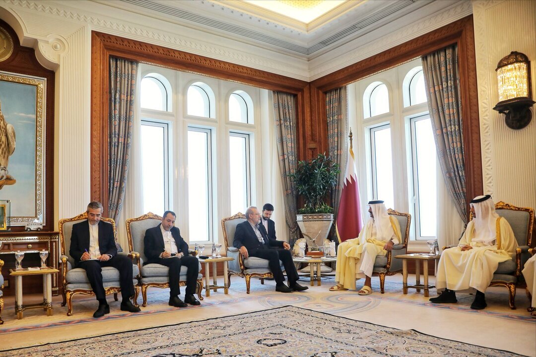 تصویر خاص از دست دادن لاریجانی با امیر قطر که سوژه عکاسان شد + عکس