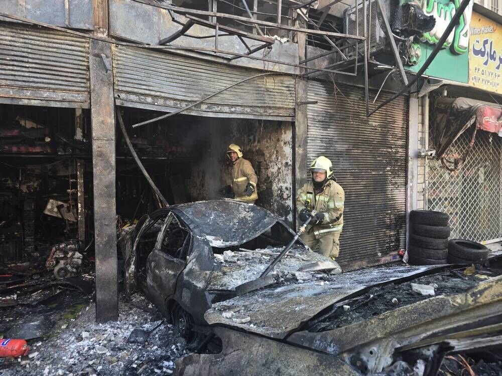 آتش سوزی مرگبار یک مکانیکی در تهران/ عکس