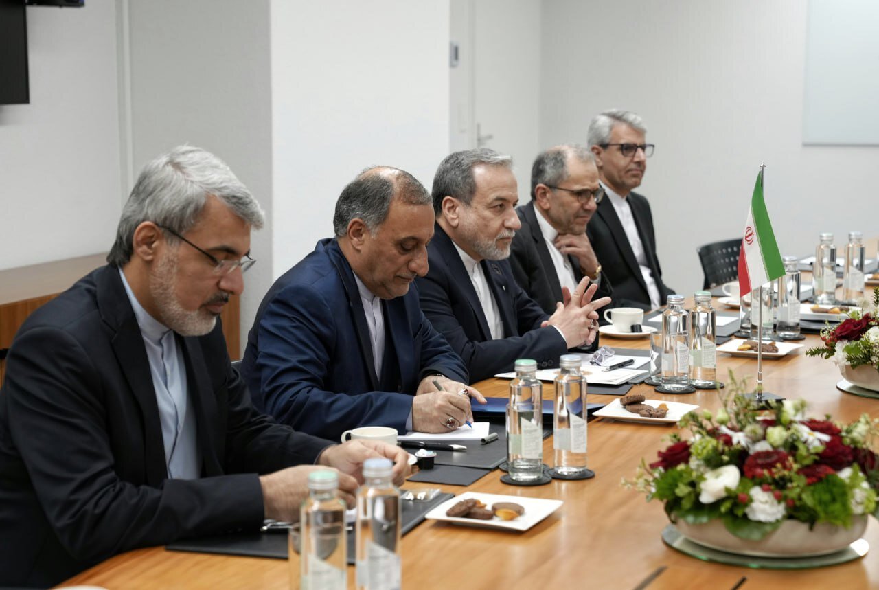 پیام وزیر خارجه سوئیس پس از دیدار با عراقچی/ عکس