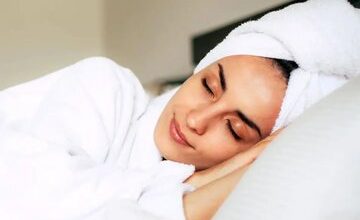 به این ۵ دلیل، شبها با موهای خیس نخوابید