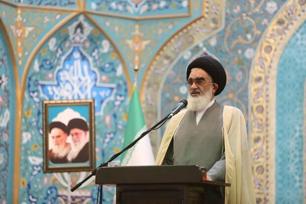 امام جمعه قم: مخاطب شعار مرگ بر امریکا، مردم آمریکا نیستند، بلکه دولتهای مستکبر و سیاستهای خصمانهای است که سالها علیه ملت ایران اعمال شده است