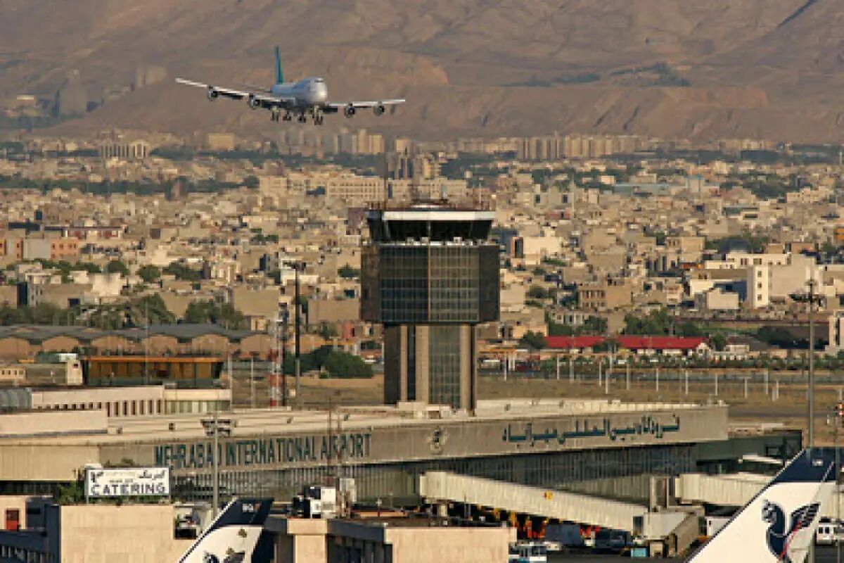 دبیر انجمن شرکتهای هواپیمایی: از ابتدای امسال تعداد مسافران پروازهای داخلی ۱۰ درصد و مسافران پروازهای خارجی ۲۰ درصد کاهش یافته /شرکتها به سختی بلیت میفروشند / نمایندگان مجلس توجهی ندارند که مصوبه اخذ ۵ یورو عوارض از مسافران خارجی در بودجه ۱۴۰۵، موجب کاهش ورود گردشگران به کشور خواهد شد