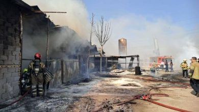 آتش‌نشانی تهران: آتش‌سوزی گسترده در یک گاراژ چوب‌بری در بزرگراه آزادگان/ داخل گاراژ مملو از تخته‌های چوب و چندین بشکه حاوی مایعات قابل اشتعال بود که برخی از آن‌ها بر اثر شدت حرارت منفجر و متلاشی شده بودند/ مهار حریق بدون تلفات جانی