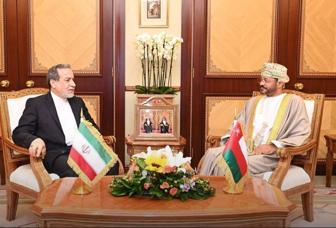 ساعتی پیش از آغاز دور جدی مذاکرات با ایالات متحده؛ عراقچی با وزیر امور خارجه عمان دیدار کرد
