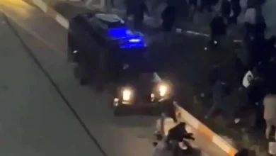 روایت فارس از زیر گرفتن معترضان توسط خودروی زرهی در اردبیل: خودرو تعادلش را از دست داده بود