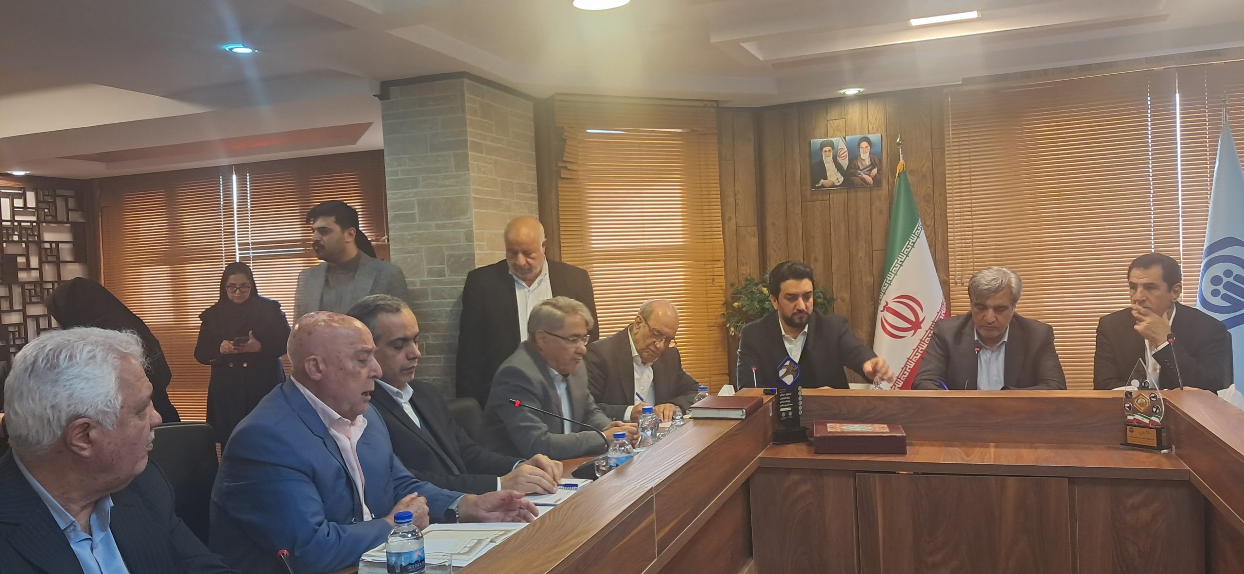 تامین اجتماعی با بازگشت بانک رفاه نجات یافت / مطالبات معیشتی و حقوقی بازنشستگان در آیین تقدیر از وزیر کار و مدیرعامل تامین اجتماعی مطرح شد