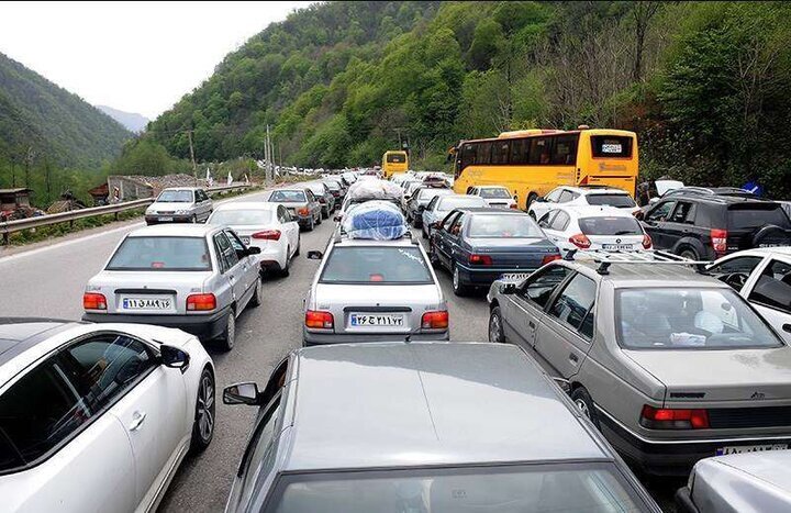 ترافیک سنگین در یک جاده شمالی/ بارش برف و باران در جاده‌های ۸ استان