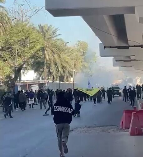 هجوم مردم پاکستان و عراق به سفارت آمریکا در پی شهادت رهبر انقلاب/ در عراق گزارش از درگیری هم منتشر شده است