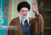 تصویری از آخرین نماز عید فطر به امامت رهبری شهید + عکس